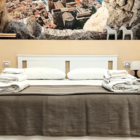 Antoinette Maison * Cefalù